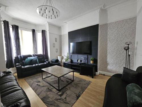 Stylish 5-bed Home With Free Parking Sleeps 12!, Manchester (photo 7)
