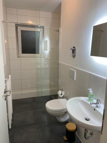 Monteur- und Ferienwohnung mit sehr guter Anbindung in บอททรอพ