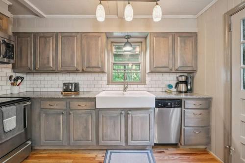 White Laurel Cottage At Linville Falls in Linville Falls, USA