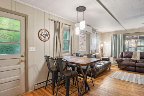 White Laurel Cottage At Linville Falls in Linville Falls, USA