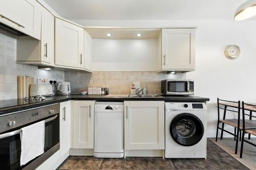 Two Bedroom Flat by Brookland Stays Serviced Accommodation Short Lets Leeds with Free WiFi, Leeds (Foto 8)