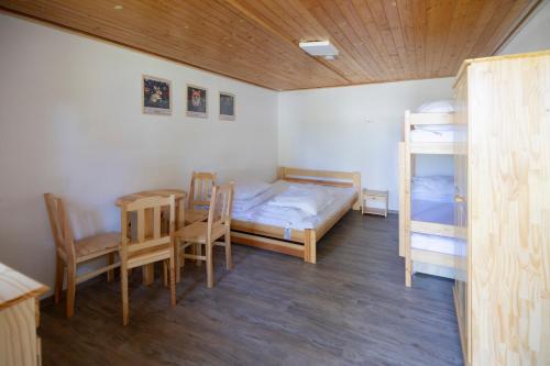 4 twin beds