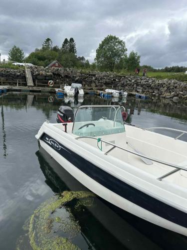 Cabin at the end of Skardsøya towards the sea - boat, Bukta (foto 2)
