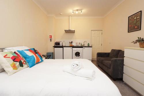 Chic Bath Flat for Couples with Free Parking!, Bath (photo 6)