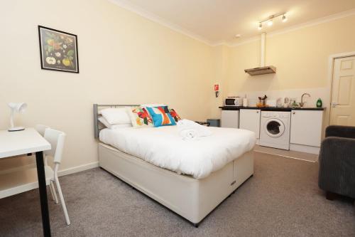 Chic Bath Flat for Couples with Free Parking!, Bath