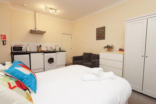 Chic Bath Flat for Couples with Free Parking!, Bath (photo 7)