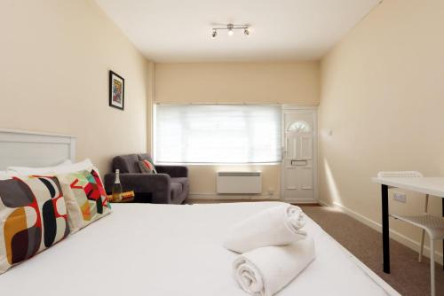 Chic Bath Flat for Couples with Free Parking!, Bath (photo 3)