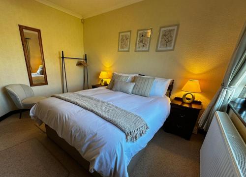 Maesllan - A Spacious Holiday Home in Porthcawl - 5 bedrooms, sleeps up to 10 people in Nottage