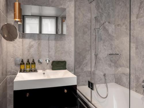 room detail thumbnail 2