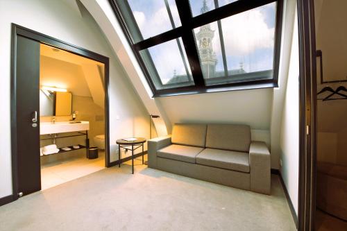 1 king bed, 1 sofa bed