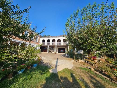 Viesnīcas āriene, Broliskedi inn in Navenakhevi