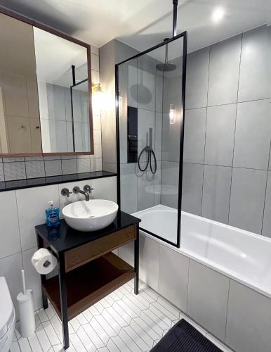 Luxury Designer 2Bed 2Bath by Tower Bridge, Londyn (zdjęcie 7)