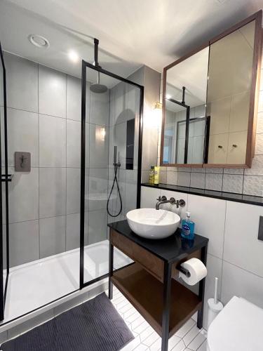 Luxury Designer 2Bed 2Bath by Tower Bridge, Londyn (zdjęcie 8)