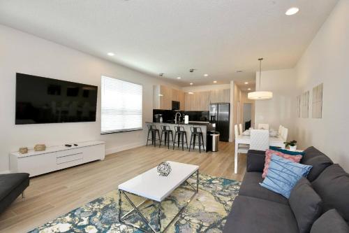Great NEW 4 bedroom townhouse in Hidden Forest with private pool! - image 21