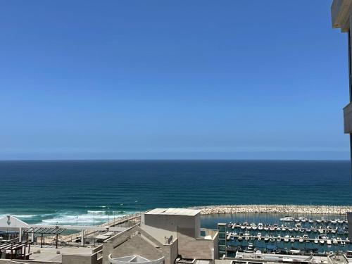 Beach Suite Israel - 12th Floor Marina & Beach Views 3 Bedrooms ביץ סוייט ישראל של אשקלון - דירת נופ in Ashkelon