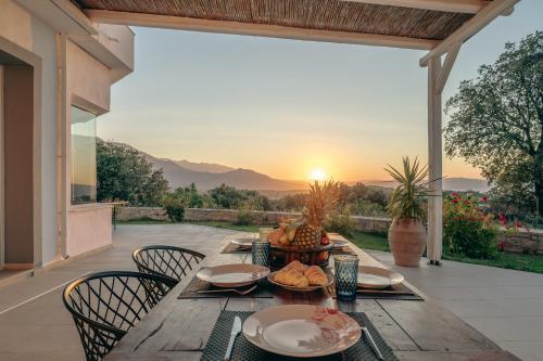 Beautiful 5bedroom villa big pool, close to beach! near Great View
