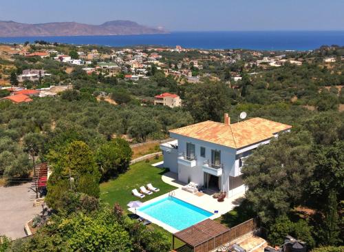 Beautiful 5bedroom villa big pool, close to beach! near Great View