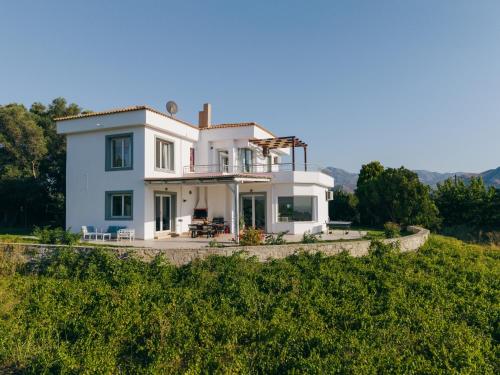 Beautiful 5bedroom villa big pool, close to beach! near Great View