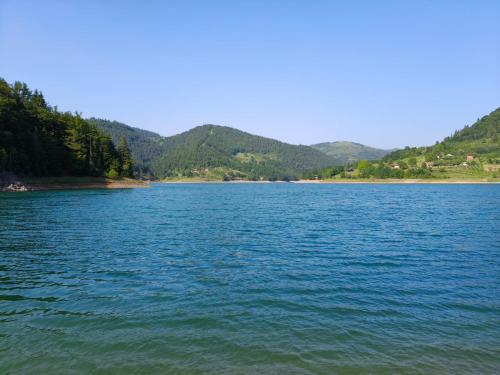 Oaza mira Zlatarsko jezero in Amzići