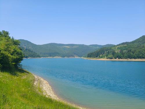 Oaza mira Zlatarsko jezero in Amzići