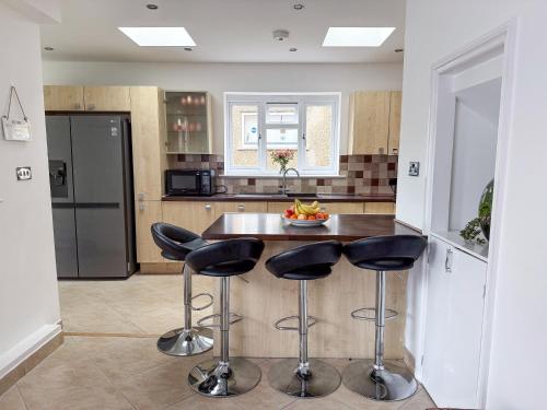 Bassetts House - Mins to Central London - image 5