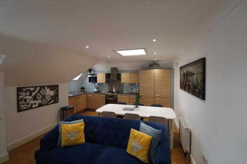 Addlestone - Large Stunning 2 Bed Room Apartment