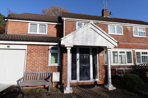 Spacious 4-Bedroom House in Winkfield gîte à louer Ascot Racecourse