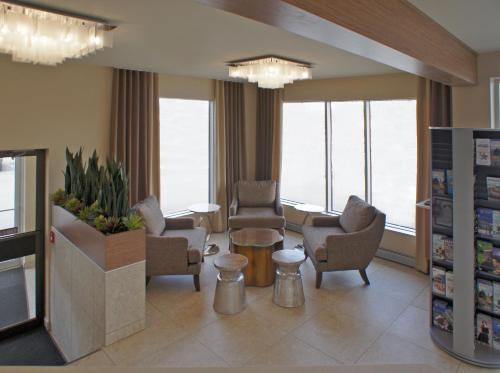 ห้องส่วนกลางสำหรับนั่งเล่น/ดูทีวี, Motel Adam in กาติโน (QC)