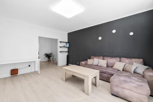 Spacious 3-Bedroom Apartment with Park View in Petržalka, Братислава (фото 3)
