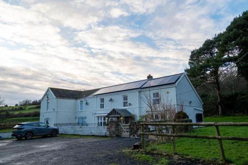 -- Huge -- 5-bedroom home & Private Gym by Tailored Accommodation, Swansea