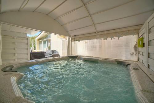 FRGK "Luxury Villa Antibes Heated Pool, Spa & Ultra-Fast Wi-Fi" in Trois Moulins