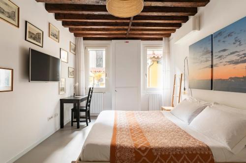 Standalone room, ensuite, stylish btw Biennale and St Mark, Venice