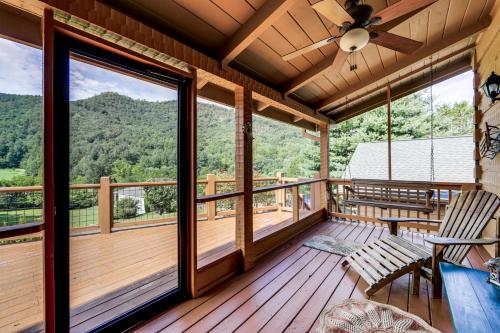 Panoramic Mountain Views and Decks Franklin Cabin! in 迪拉德