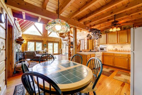 Panoramic Mountain Views and Decks Franklin Cabin! in 迪拉德