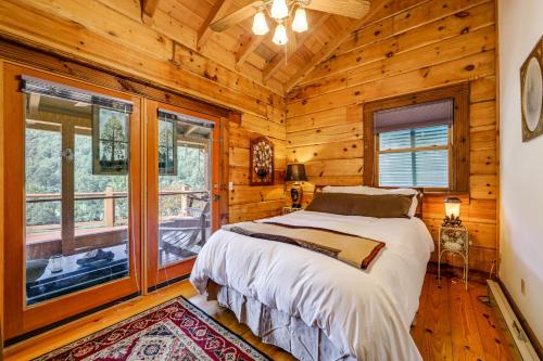 Panoramic Mountain Views and Decks Franklin Cabin! in 迪拉德
