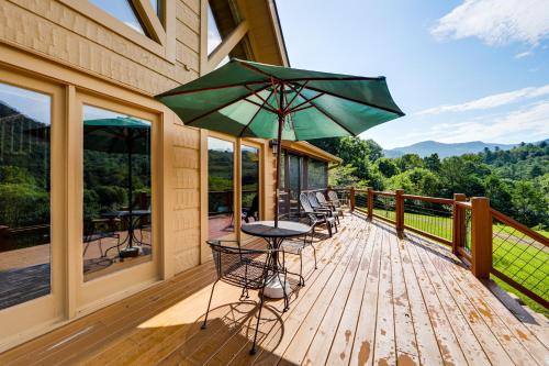 Panoramic Mountain Views and Decks Franklin Cabin! in 迪拉德