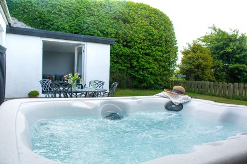 Viesnīcas āriene, Cosy Luxury Cottage I Hot Tub I Private Estate in Bryngwran