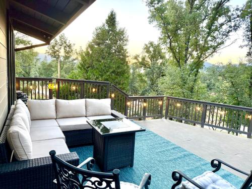 Modern Yosemite Cabin, 15min Bass Lake, Sleeps 8 in Avanī (CA)