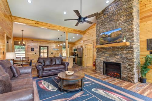 Cardinal Pool Cabin in Cosby (TN)