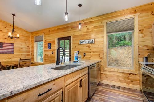 Cardinal Pool Cabin in Cosby (TN)