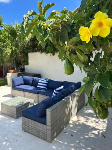 Tranquil Roomy Getaway Close to City in Pembroke