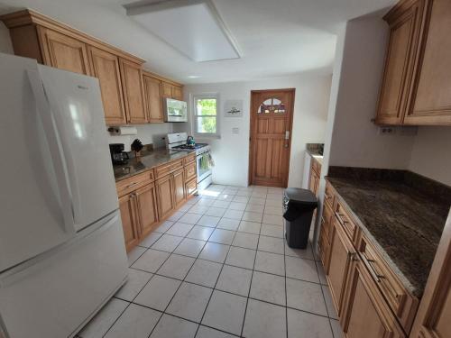 Tranquil Roomy Getaway Close to City in Pembroke