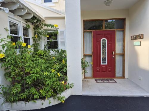 Tranquil Roomy Getaway Close to City in Pembroke
