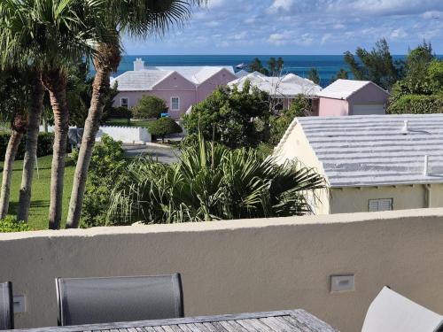 Tranquil Roomy Getaway Close to City in Pembroke