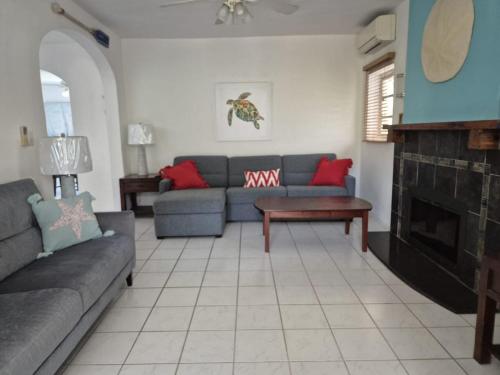 Tranquil Roomy Getaway Close to City in Pembroke