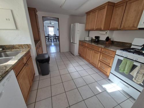 Tranquil Roomy Getaway Close to City in Pembroke