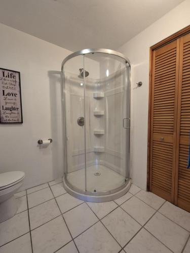 Tranquil Roomy Getaway Close to City in Pembroke