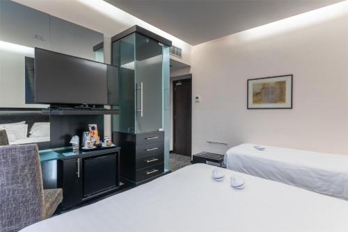 1 king bed, 1 twin bed
