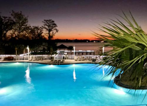 Stunning waterfront Views 1 mile to Disney 2 bath