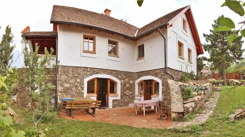 Kőszikla Apartman – khách sạn tại Lettvaros